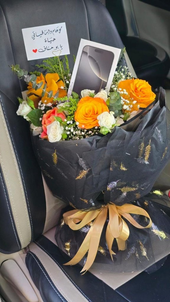 65d26645-0117-453e-8b07-7d63b8b2b60c The Golden Tech Bouquet – Premium Orange Roses - Image 1