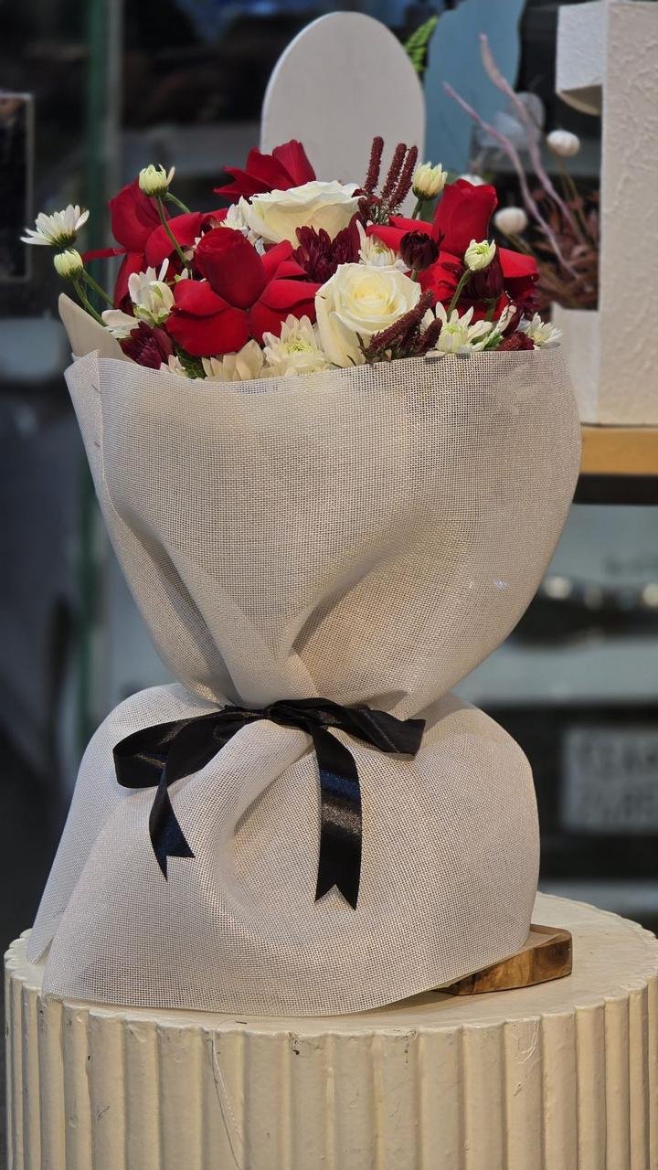 Flower Shop (53) Midnight Contrast – Bold Red & White Rose Bouquet in Elegant Mesh Wrap - Image 1